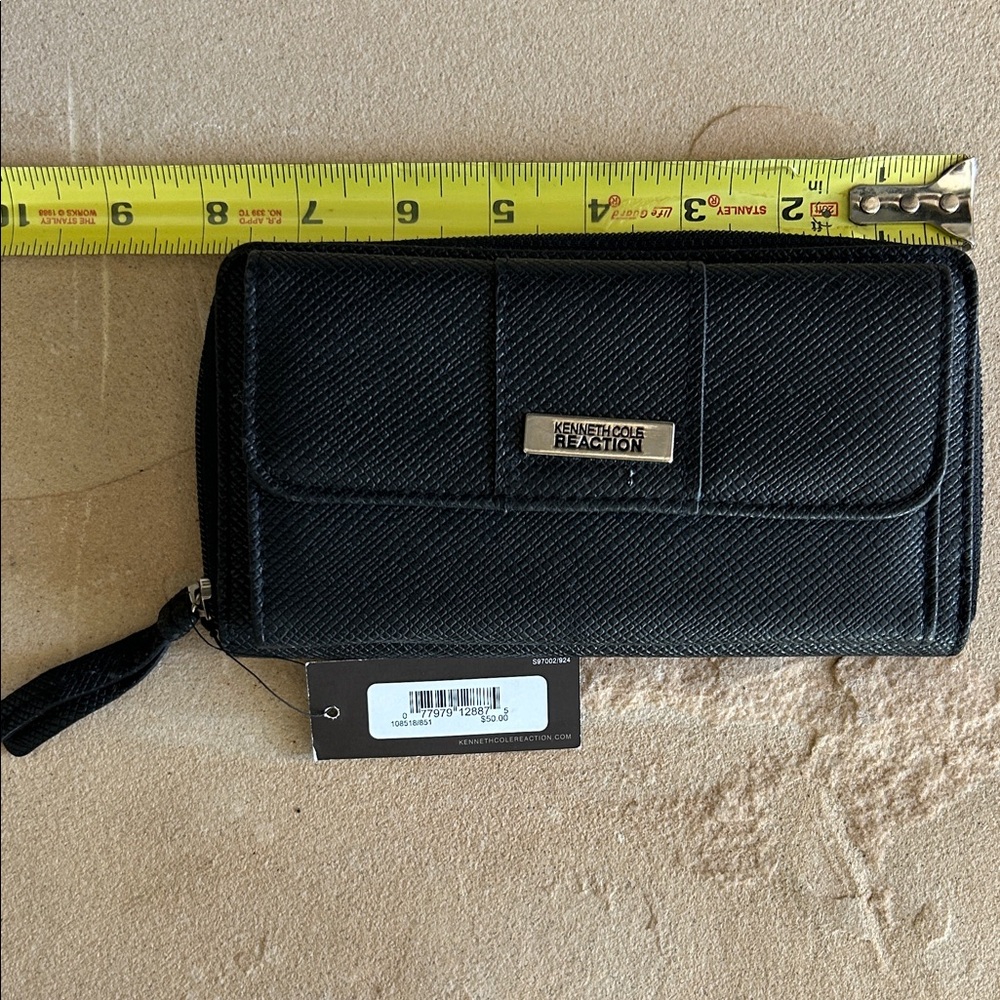 Kenneth Cole Reaction Elegantโ Black Clutch